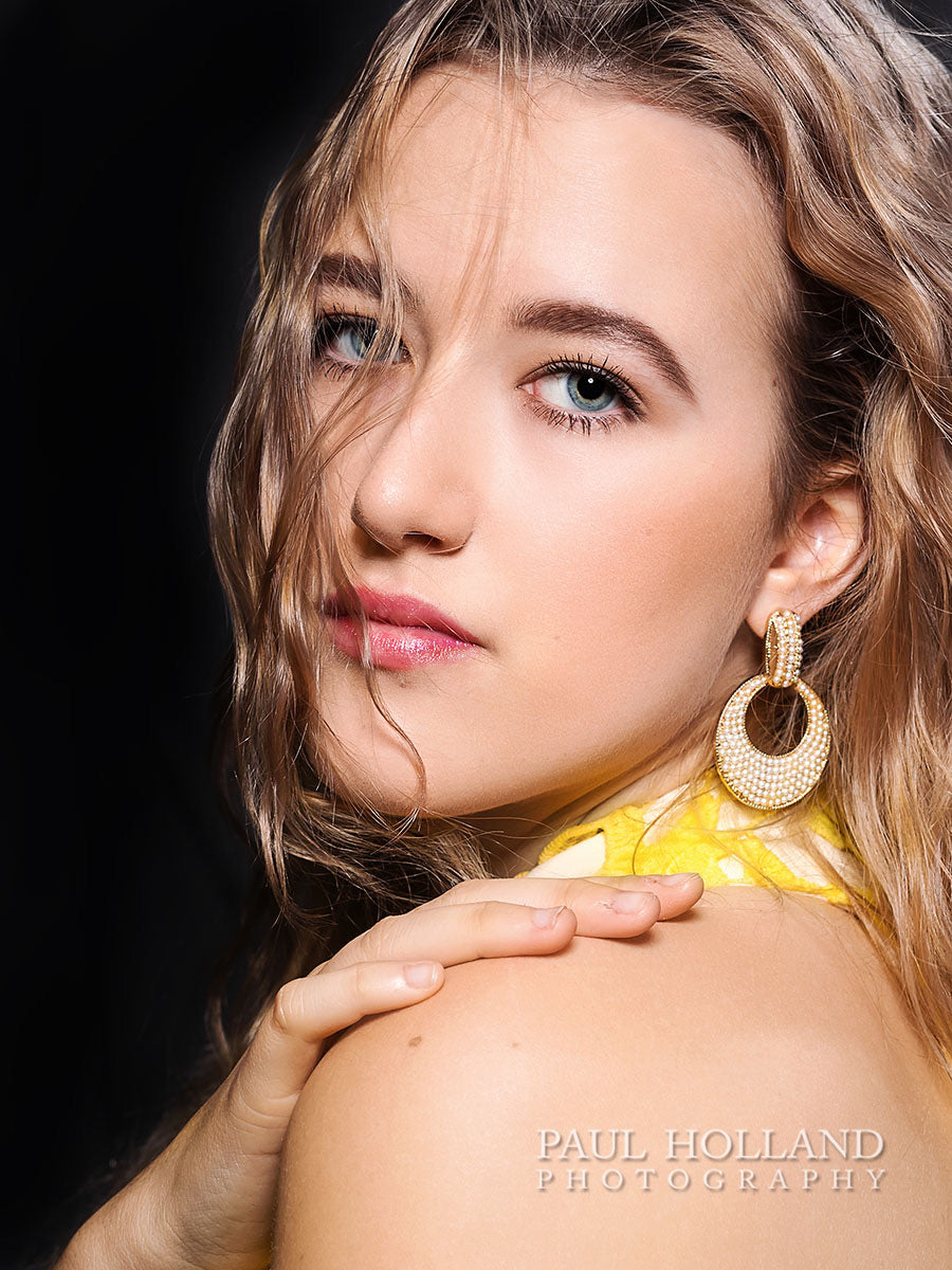 The image accompanying this product shows a young woman, photographed in the studio by Paul Holland.